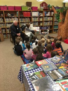 Arla & Darrell Frazier of Rector Hayden REALTORS® reading "The Day the Crayons Quit" at Stanton Library.